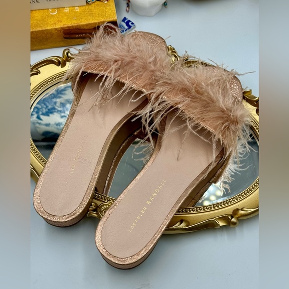 🆕 LOEFFLER RANDALL 🧿 NWOB Lilly Crinkle Metallic Slide Sandal With Feather Pom - Picture 6 of 16